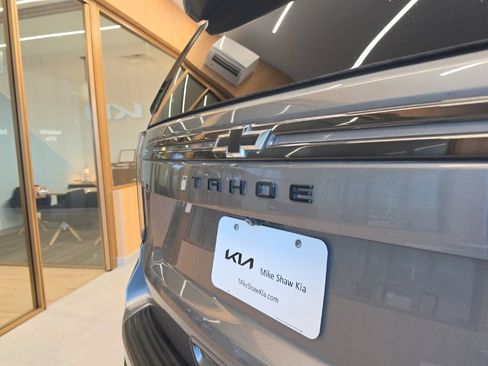 Used 2021 Chevrolet Tahoe Z71 w/ Luxury Package AWD/4WD image 18
