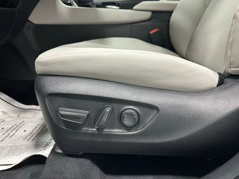 Used 2025 Toyota Grand Highlander AWD image 12