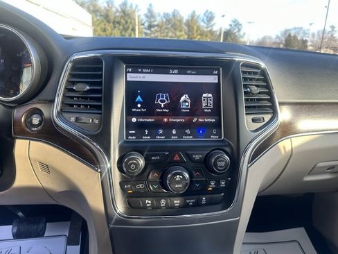 Used 2018 Jeep Grand Cherokee Limited image 23