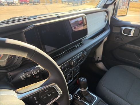Used 2025 Jeep Wrangler Sahara image 9