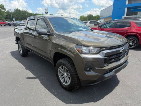 Used 2024 Chevrolet Colorado LT w/ LT Convenience Package II AWD/4WD image 2