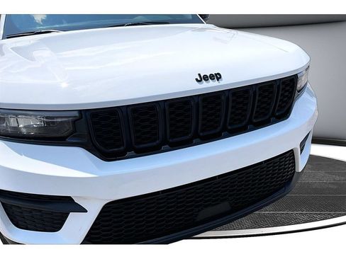 Used 2025 Jeep Grand Cherokee Altitude RWD image 52