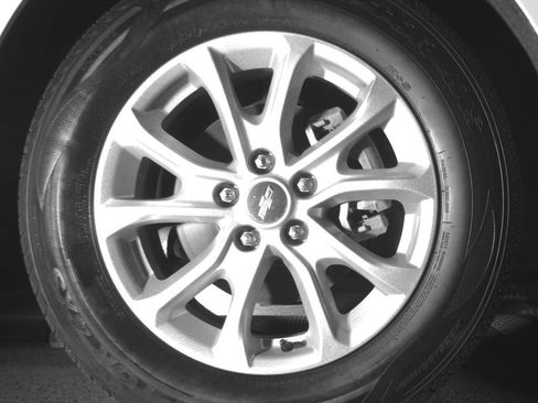 Used 2021 Chevrolet Equinox LS FWD image 12