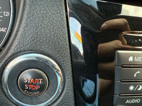 Used 2019 Nissan Rogue SV image 16