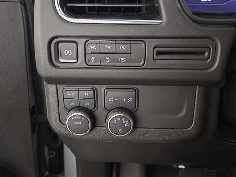 Used 2024 Chevrolet Suburban Z71 w/ Luxury Package image 17