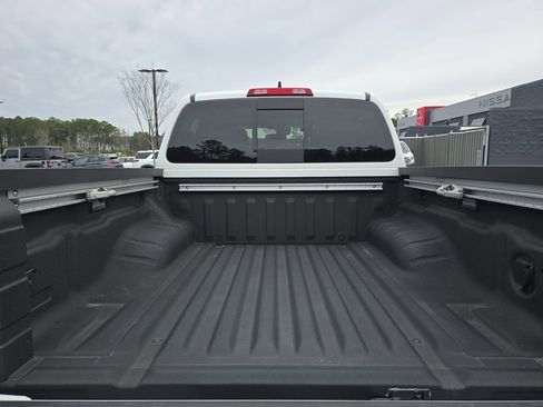 Used 2025 Nissan Frontier SV w/ SV Convenience Package image 15