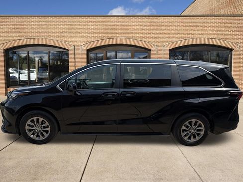 Used 2025 Toyota Sienna LE FWD image 11