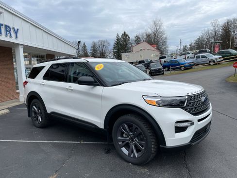 Used 2021 Ford Explorer XLT w/ Equipment Group 202A image 4