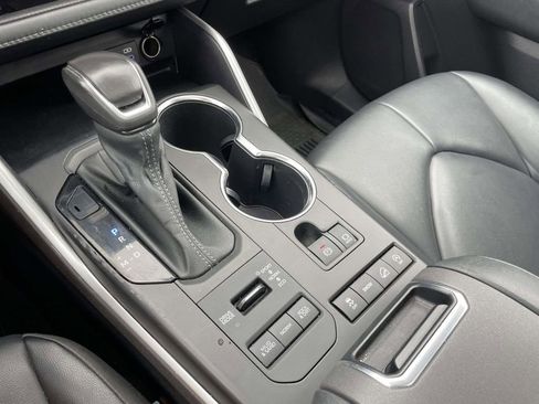 Certified 2022 Toyota Highlander XLE image 30
