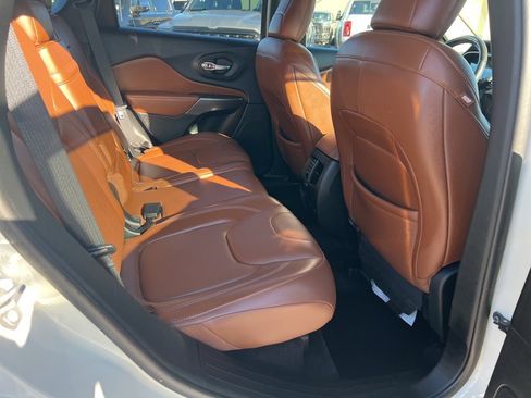 Certified 2019 Jeep Cherokee Overland image 13