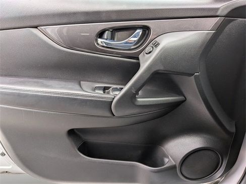 Used 2019 Nissan Rogue SV image 24