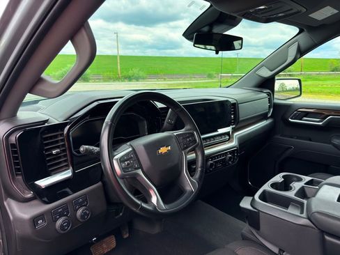 Used 2025 Chevrolet Silverado 1500 LT AWD/4WD image 3