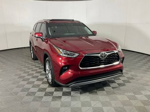 Used 2024 Toyota Highlander Platinum AWD/4WD image 3