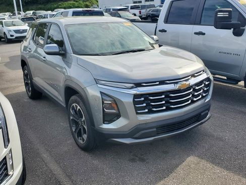 Used 2025 Chevrolet Equinox LT image 2