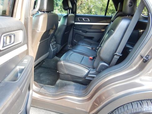 Used 2016 Ford Explorer XLT w/ Equipment Group 202A AWD/4WD image 18