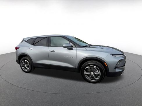 Used 2025 Chevrolet Blazer LT FWD image 2