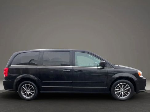 Used 2017 Dodge Grand Caravan SXT image 4