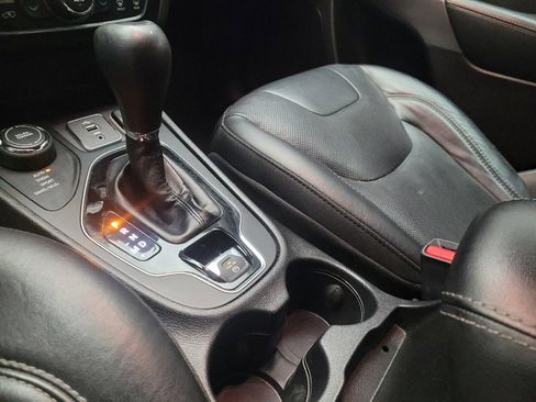 Used 2019 Jeep Cherokee Limited image 26