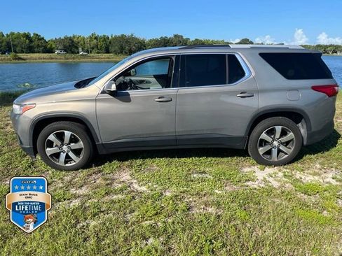 Certified 2018 Chevrolet Traverse LT FWD image 2