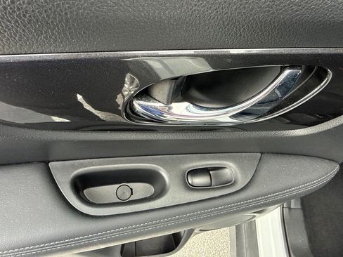 Used 2018 Nissan Rogue S FWD image 17