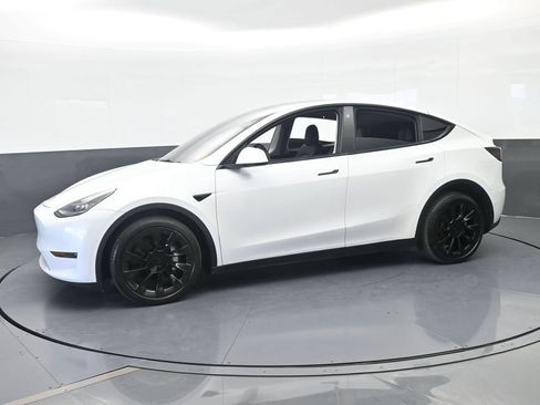Used 2022 Tesla Model Y Long Range AWD/4WD image 2