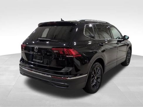Used 2024 Volkswagen Tiguan SE w/ Panoramic Sunroof Package image 14