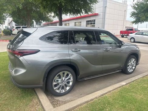 Used 2026 Toyota Highlander Limited AWD/4WD image 3