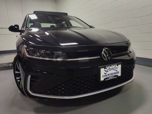 Used 2025 Volkswagen Jetta SE w/ Sunroof Package image 2