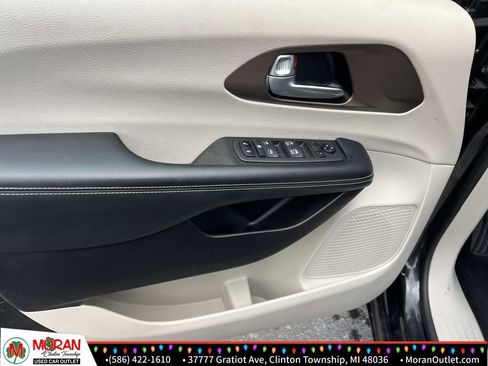 Used 2021 Chrysler Voyager LX image 14