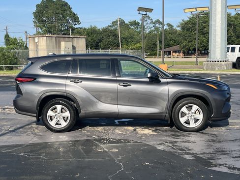 Used 2022 Toyota Highlander LE AWD/4WD image 10