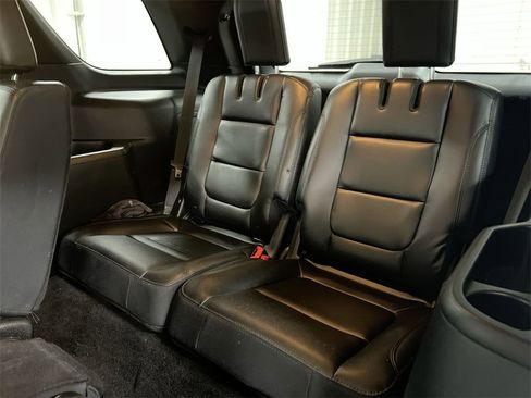 Used 2018 Ford Explorer XLT w/ Equipment Group 202A image 28