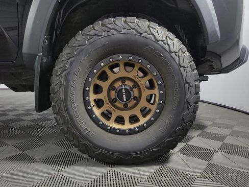 Used 2017 Toyota Tacoma TRD Off-Road AWD/4WD image 13