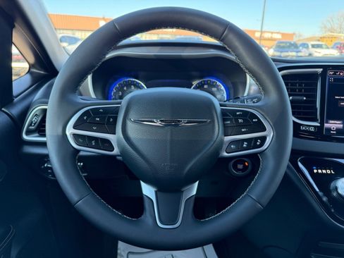 Used 2025 Chrysler Pacifica Select image 21