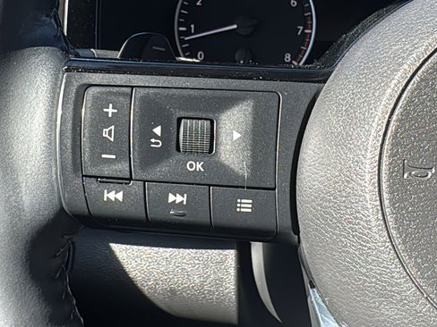 Used 2023 Nissan Pathfinder SL w/ Black Appearance Package image 22