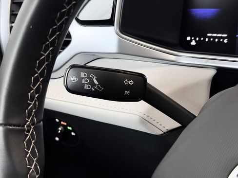 Used 2025 Volkswagen Taos SE image 13