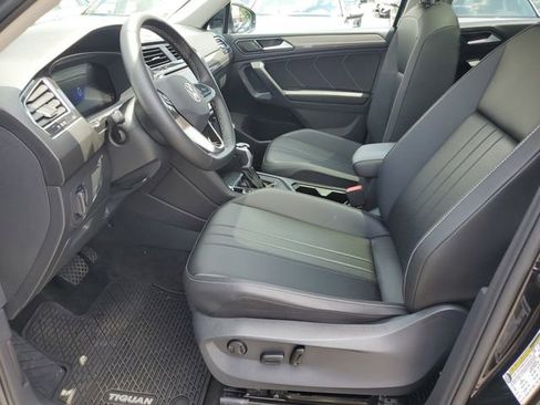 Used 2024 Volkswagen Tiguan SE w/ Panoramic Sunroof Package FWD image 24