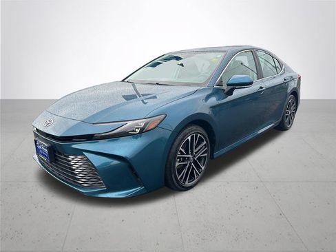 Used 2025 Toyota Camry XLE FWD image 2