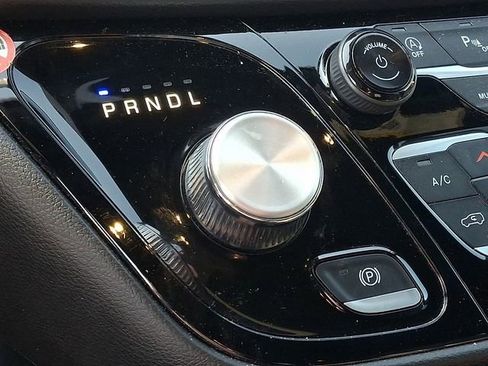 Used 2025 Chrysler Pacifica Select image 15