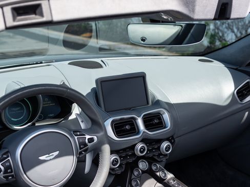 Used 2021 Aston Martin V8 Vantage image 39