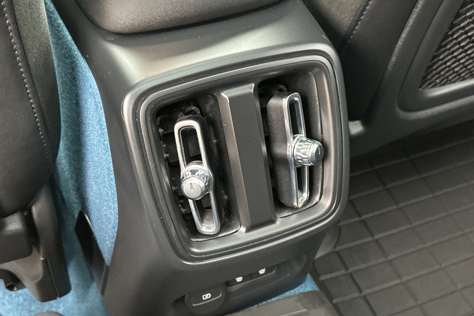 Certified 2023 Volvo XC40 Recharge Ultimate w/ Protection Package Premier AWD/4WD image 15