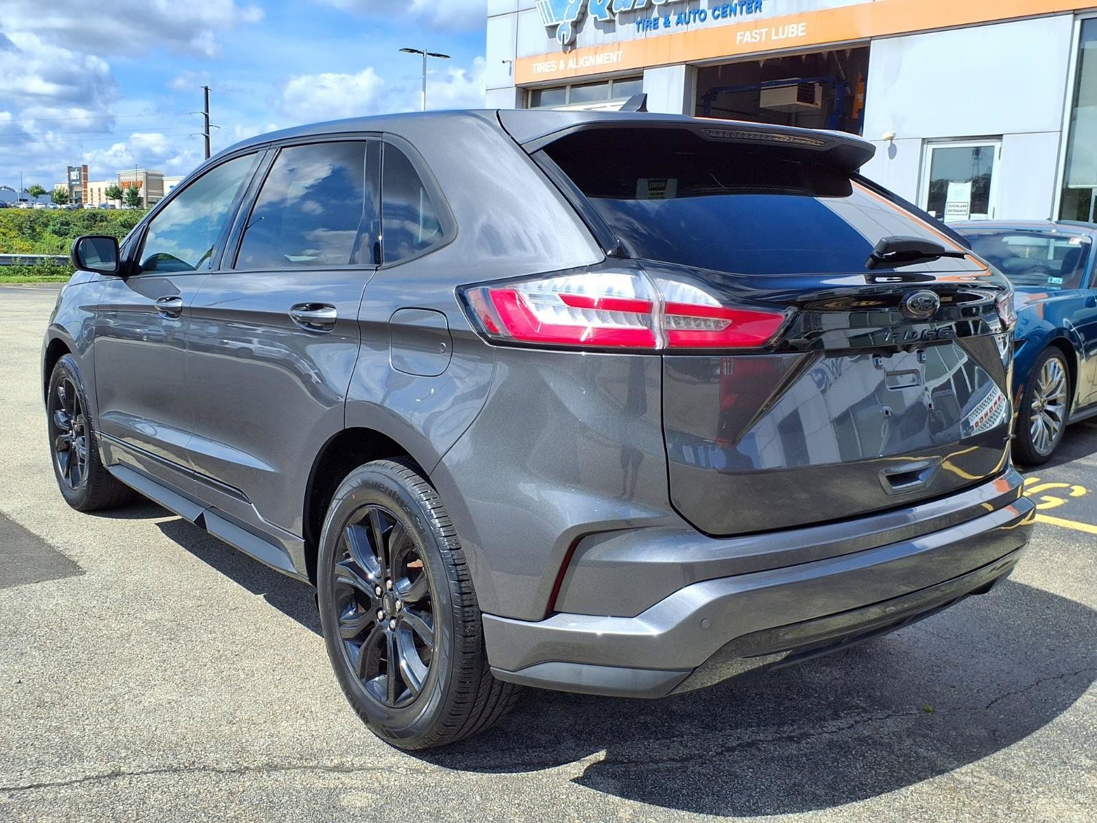 Used 2023 Ford Edge SE w/ Black Appearance Package AWD/4WD image 3