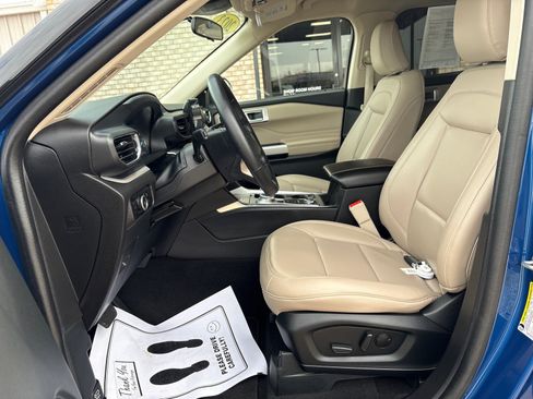 Used 2023 Ford Explorer XLT w/ Equipment Group 202A image 3