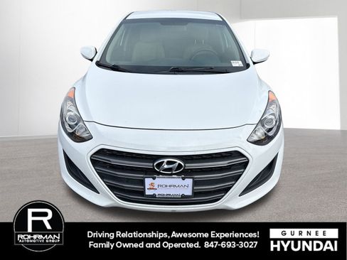 Used 2017 Hyundai Elantra GT image 3