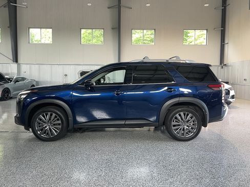 Used 2025 Nissan Pathfinder SL w/ SL Premium Package AWD/4WD image 3