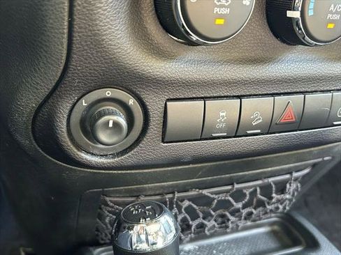 Certified 2017 Jeep Wrangler Unlimited Rubicon w/ Connectivity Group image 35