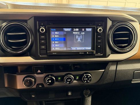 Used 2018 Toyota Tacoma SR5 AWD/4WD image 17