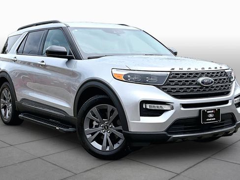 Used 2023 Ford Explorer XLT w/ Equipment Group 202A RWD image 3