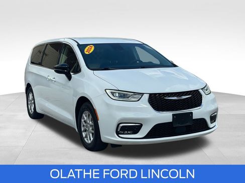 Used 2024 Chrysler Pacifica Touring-L FWD image 10