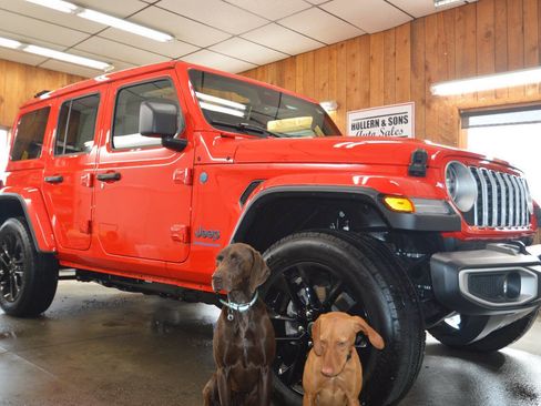 Used 2025 Jeep Wrangler Unlimited Sahara w/ Safety Group image 2