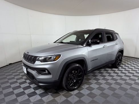 Used 2024 Jeep Compass Latitude w/ Altitude Special Edition AWD/4WD image 2